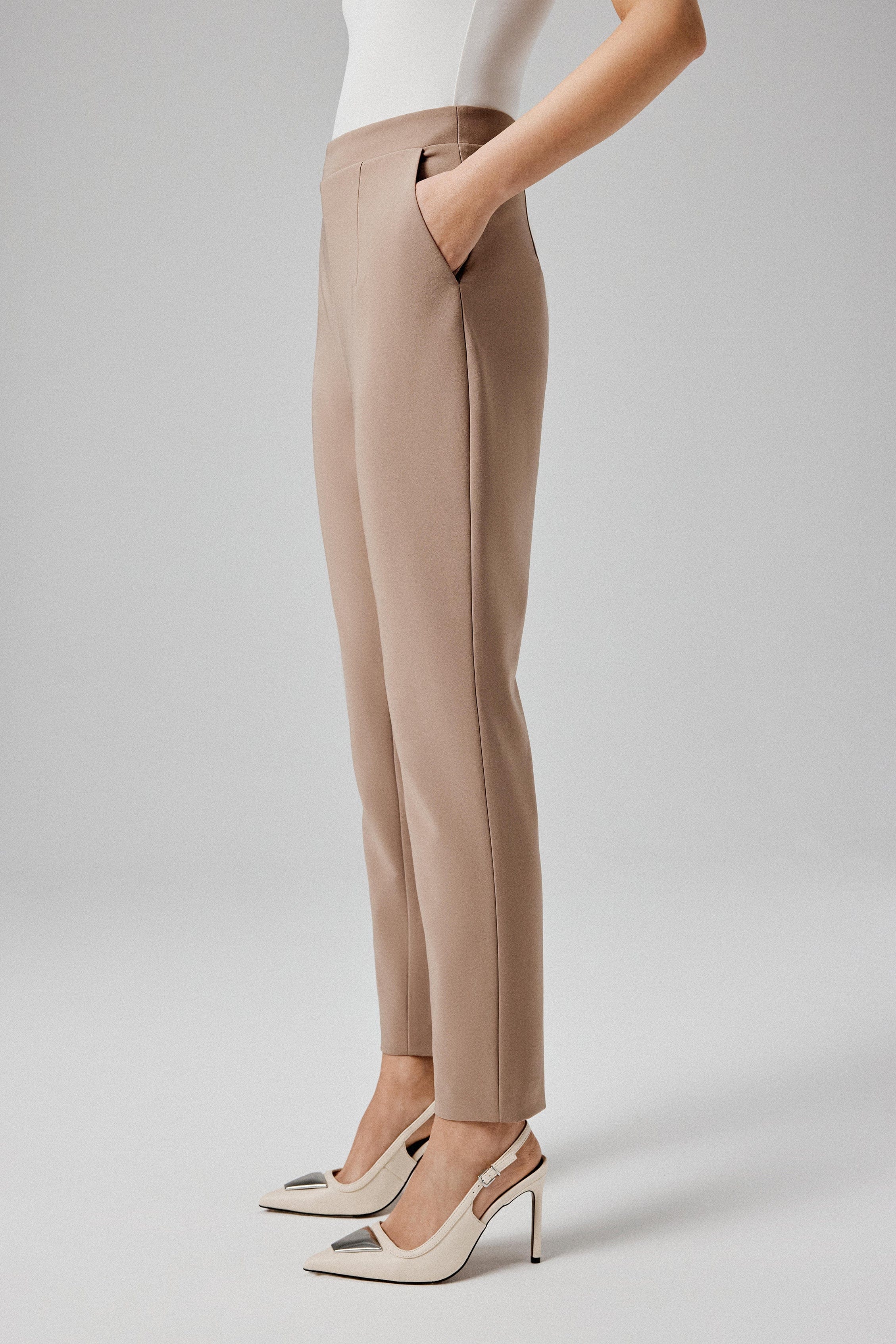 JAYDE Tailored Trouser in Mushroom